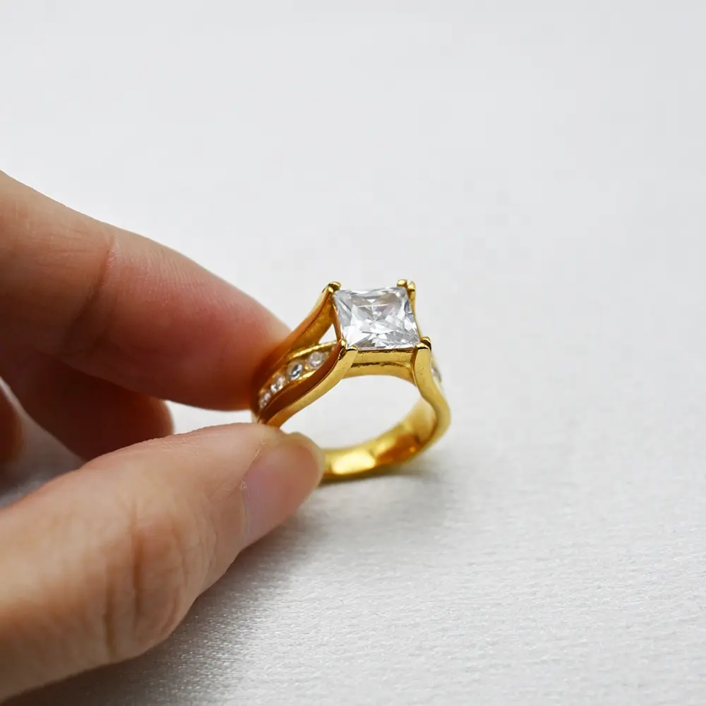 सीजेड स्टोन कस्टम टार्निश फ्री ज्वेलरी सगाई रिंग्स के साथ थोक 18K सोना मढ़वाया लक्जरी वेडिंग युगल अंगूठी