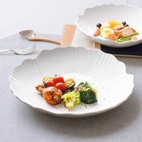 Service de vaisselle de luxe en porcelaine blanche européenne à motif floral, moderne, écologique, pour mariages, hôtels et réceptions
