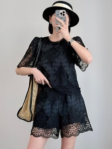 Completi Corti Estivi 2026 di Alta Qualità, Nuovi Set da Donna con Top a Maniche Corte Ricamato Traforato e Pantaloncini Neri con Inserti in <span class=keywords><strong>Pizzo</strong></span> - Product Image 2