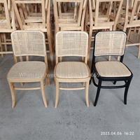 Chaise de banquet de loisirs en rotin de bois de hêtre antique pour la décoration de location d'événements de mariage, de fête et de maison avec dossier en maille