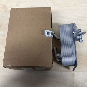 Radiatore Olio Trasmissione Automatica 17217529499 con Base di Montaggio per BMW <span class=keywords><strong>Serie</strong></span> 1 e 3 E81 E82 E87 E88 E90 E91 E9 X1 Z4 - Product Image 2