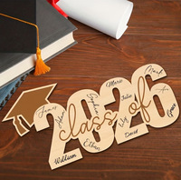 Plaque décorative en bois découpée pour la remise des diplômes 2026, avec casquette de diplômé, pour la maison, le bureau ou comme décoration de fête de fin d'études 2026