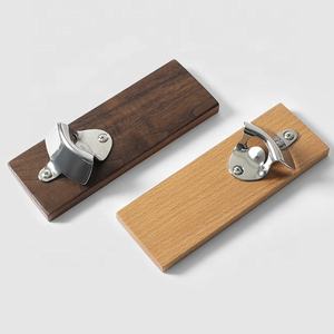 Ouvre-bouteille en bois à bouchon magnétique mural, vintage, en métal et personnalisé, avec attrape-bouchon - Product Image 5