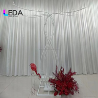 Dekorasi Latar Belakang Acara Pernikahan Pohon Logam Besar LEDA Warna Emas dengan Bunga Sakura Merah Buatan