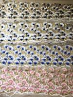 Robe florale bleu royal tendance haute couture, broderie en dentelle française, tissu en dentelle