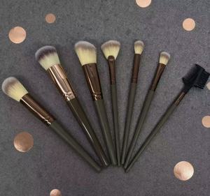 Best-selling professional <b>makeup</b> brush set for facial <b>makeup</b>, including eyeshadow, blush, foundation and other <b>makeup</b> <b>tools</b>. - Product Image 4