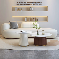 Ensemble de canapés modulaires de luxe en cuir synthétique crème de style scandinave, avec zone lounge incurvée accessible et rembourrage en éponge, idéal pour villa