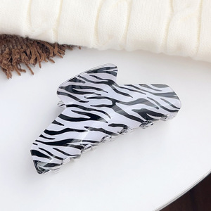 Pinza de Pelo Acrílica Simple en Oferta, Accesorio de Pelo Moderno para Mujeres y Niñas, Pinza de Pelo Mediana de 11 cm Hecha de Resina - Product Image 6