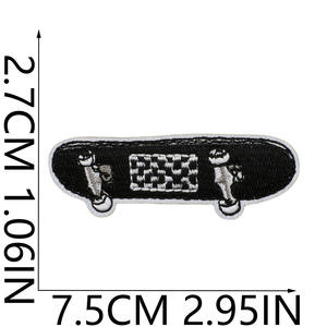 パンク風白黒ポリエステル糸刺繍ワッペン、衣類やバッグの装飾用、愛のナイフとスカルのデザイン入り - Product Image 4