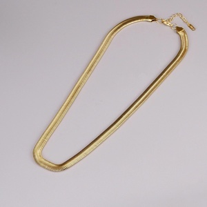 قلادة 8 سلسلة ثعبان مبالغ فيها للنساء قلادة فاخرة مطلية بالذهب من الفولاذ المقاوم للصدأ على الطراز الكلاسيكي - Product Image 4