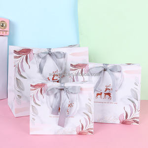 Sacs cadeaux personnalisés de luxe en papier recyclé avec poignée en ruban, logo en relief, impression, revêtement UV, dorure à chaud, marque XTY, Guangdong - Product Image 5