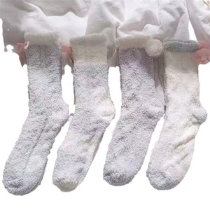 Calcetines de dormir de lana coral para mujer, gruesos, cálidos, antideslizantes, para el hogar, calcetines de felpa para otoño e invierno con suela de silicona - Product Image 5