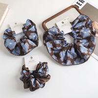 MUJU B542 Scrunchies Dulces de 22cm, Azules Florales de Satén, Grandes y Voluminosos, para Cola de Caballo, con Tarjeta de Logotipo Personalizado, Listos para Venta Minorista