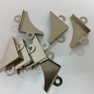ตัวป้องกันมุมเหล็กทรงสามเหลี่ยมสำหรับกล่องไม้ อุปกรณ์ป้องกันการชนกัน - Product Image 2