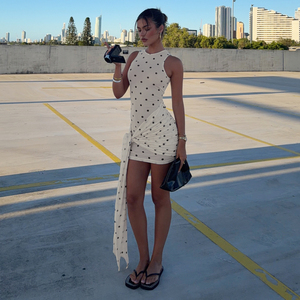 Robe Y2K blanche et noire à pois, mini-robe moulante froncée avec liens sur les côtés, sans manches, dos nu, tenue de soirée pour femmes - Product Image 5