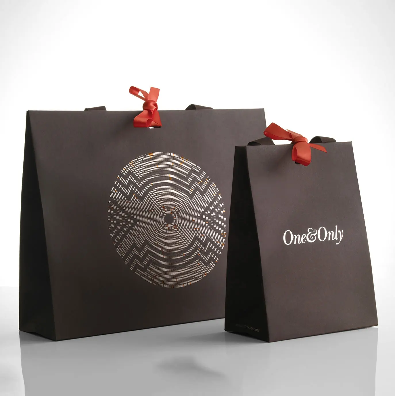 Bolsas de papel negras de lujo personalizadas de bajo precio con su propio logotipo Bolsa de papel de transporte de regalo de lujo
