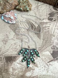 สร้อยคอเงินแท้ทำมือ ดีไซน์หัววัวประดับด้วยพลอยคิงแมนเทอร์ควอยซ์ สไตล์ที่ไม่เหมือนใครสำหรับเธอ - Product Image 3