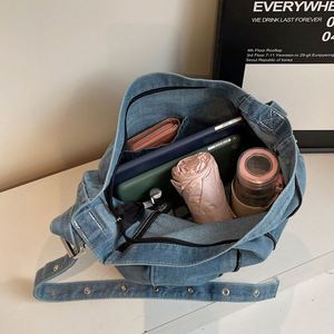 Sac fourre-tout en jean coréen tendance, parfait pour un look décontracté rétro, grande capacité, sac bandoulière pour les trajets quotidiens - Product Image 3