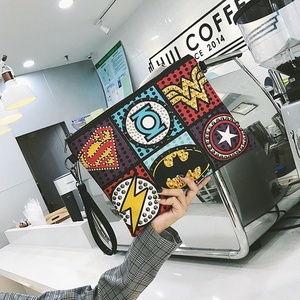 Rétro En Cuir PU Super cool Super-Héros <span class=keywords><strong>Avengers</strong></span> Rivet Punk Gothique Pratique dames embrayage sacs pour les femmes - Product Image 1