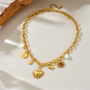Cadena gruesa chapada en oro retro de moda transfronteriza europea y americana con dijes de sol, amor, perlas e insectos, de acero inoxidable. - Product Image 3