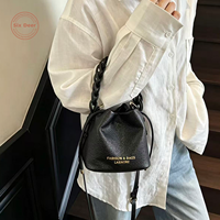 Sac à main personnalisé au design élégant, sac bandoulière de couleur unie avec poignée tressée, sac seau en cuir souple pour femme avec cordon de serrage