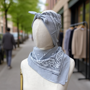 Écharpe carrée Angelina 100% coton gris clair à motif cachemire 54x54cm, accessoire de mode pour la tête - Product Image 2