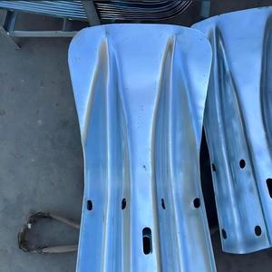 Barriera di Sicurezza Stradale Anticollisione in Acciaio Q235 Zincato a Caldo e Verniciato a Polvere, Non Riflettente, Argento, Vendita Diretta dalla Fabbrica - Product Image 4