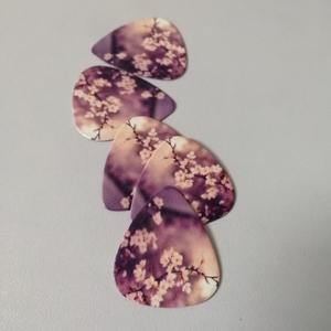 ปิ๊กกีตาร์ลายดอกซากุระ ลายพิมพ์สองด้าน ทำจากเซลลูลอยด์ จำนวน 100 ชิ้น - Product Image 1