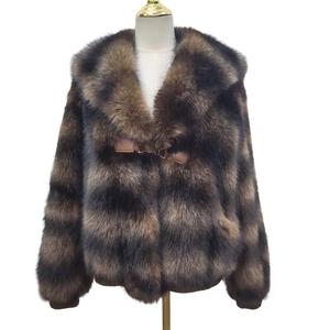 शानदार विंडप्रूफ मुद्रित बुना हुआ शॉर्ट गोल्डन मिनी नकली फर कॉलर के साथ सुंदर नकली फर कैप स्टाइल कोट - Product Image 4