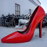 Sculpture géante personnalisée en fibre de verre de chaussures rouges à talons hauts, statue décorative pour centre commercial extérieur, ornement artistique