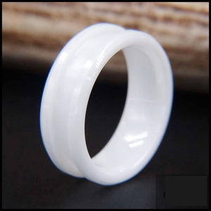 Anello di fidanzamento/matrimonio POYA 8mm in ceramica bianca, modello comfort fit, adatto per intarsi. - Product Image 2
