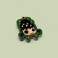 Pendentif en acrylique en gros avec motif de fille pleureuse mignonne, bordure verte et trou de suspension pour fournisseurs de breloques de sac