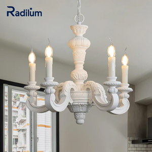 조각 된 몸체와 무광택 흰색의 로마 기둥 샹들리에, 스크롤 암 및 캔들 슬리브, 식당용 신고전주의 펜던트 - Product Image 1