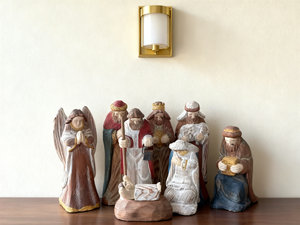 Set di 8 Pezzi di Statuine del Presepe Natalizio in Legno Intagliato Personalizzato, Dipinte a Mano, Artigianato Decorativo Made in China, Campione Disponibile - Product Image 1