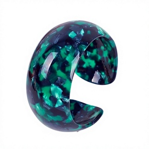 Bracelet manchette tendance en résine verte fait main, design fantaisie en acrylique lucite, bijou unisexe à la mode, cadeaux de mariage pour femme - Product Image 3