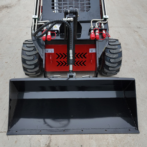 Minicargadora de orugas compacta con certificación CE EPA Stage V y cucharón de acoplamiento rápido para la carga de materiales en sitios de construcción - Product Image 4