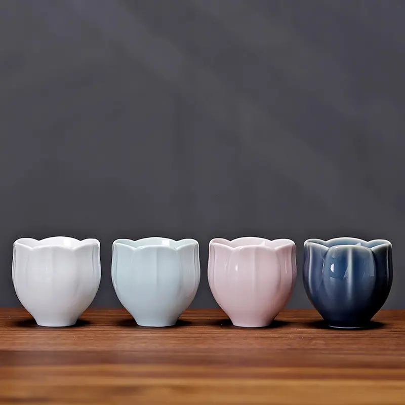 أكواب سيراميك ملونة مرسومة يدويًا بشعار مخصص متوفرة للبيع مجموعة أكواب الشاي المصنوعة من البورسلين الأزرق والوردي والأخضر والأبيض سعة 65 مللي و110 مللي كوب شاي اللوتس