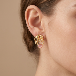 Boucles d'oreilles en laiton plaqué or 18 carats avec panthère et pierre ovale délicate en quartz rose œil de chat hydro, vente en gros - Product Image 3