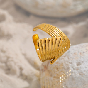 Anello Geometrico Inusuale XY 2670 in Acciaio Inossidabile, Anello Semplice in Metallo Placcato Oro 18K PVD, Antiallergico - Product Image 6