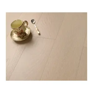 Plancher en bois d'ingénierie brossé blanc chêne