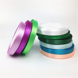 Cinta de satén de una sola cara de 3/8" y 25 yardas, 100% poliéster, ecológica, color morado, para accesorios de prendas de vestir y lazos. - Product Image 1