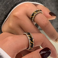 2024 nouvelle chaîne en laiton Antique en cuir noir armure bague en diamant pour les femmes usine de bijoux personnalisée