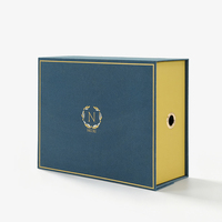 Boîte cadeau magnétique pour chaussures, motif rose vintage premium, boîte à chaussures en carton rigide bleu marine avec œillet métallique en laiton pour la ventilation
