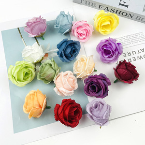 Têtes de fleurs de rose en soie de couleurs assorties pour la décoration de mariage et les accessoires pour cheveux DIY - Product Image 1