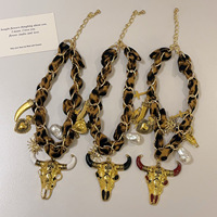 Collier avec pendentif tête de taureau en soie rétro au design exagéré pour femmes