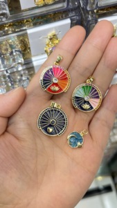 Colgante Redondo de Esmalte Colorido al por Mayor, Dije de Latón Chapado en Oro con Diseño de Abanico Radiante para Collares y Pulseras - Product Image 3