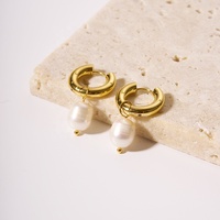 Joyería de moda fina resistente al agua, aro Huggie de acero inoxidable chapado en oro de 18 quilates con pendientes colgantes de perlas naturales extraíbles para mujer