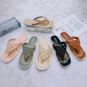 2025 pas cher <span class=keywords><strong>jolies</strong></span> pantoufles en caoutchouc supérieures sandales <span class=keywords><strong>tongs</strong></span> pantoufle pour dames - Product Image 6