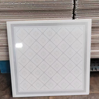 Diseños modernos de alta calidad Estampado en caliente Impresión de transferencia de tablero de Pvc Azulejos de techo falso de Pvc 595 603mm