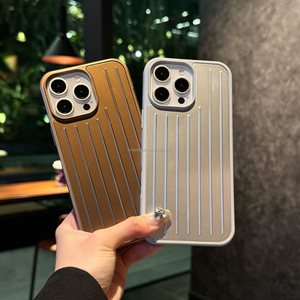 ดีไซน์กระเป๋าเดินทางเคลือบไฟฟ้าสไตล์ยุโรปสุดหรูสำหรับเคสโทรศัพท์ 17 Pro Max 16 Pro 15 14  วัสดุอะลูมิเนียม-แมกนีเซียมอัลลอย ป้องกันแรงกระแทก กันน้ำ - Product Image 4